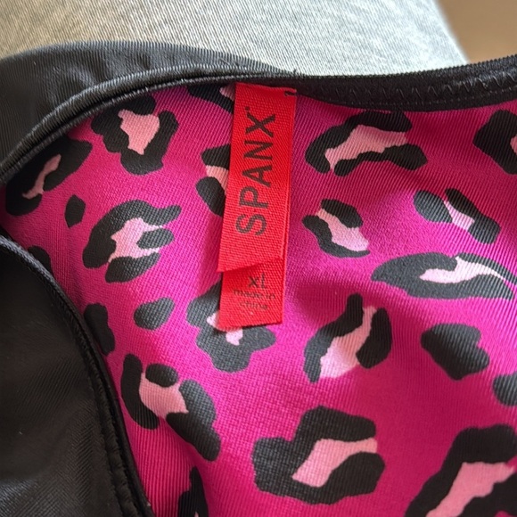 SPANX Black Tank Top with Pink Leopard Lining Size XL - Picture 4 of 5
